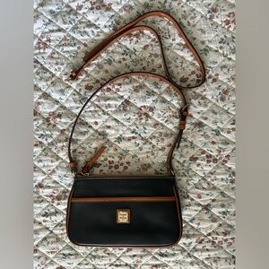 Dooney and Bourke Pochette in Smooth Leather with Crossbody Sttap